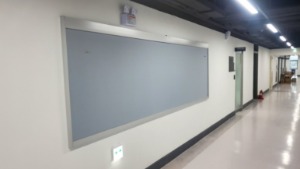 서울 과기대 미래융학관 4층복도 패브릭실크 게시판 설치 1200*3600  갤브형 스타일 은색테두리 입니다